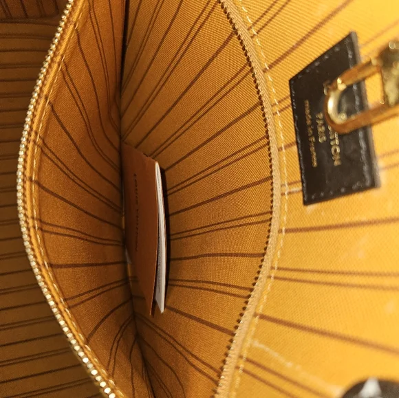 Louis Vuitton OntheGo Jungle - Picture 8 of 15